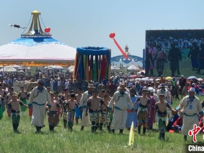 内蒙古乌珠穆沁草原盛夏启幕那达慕 数万牧民赴盛会