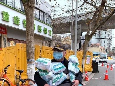 主播说联播丨武汉社区网格员变身“药袋人”，刚强想对他说几句话