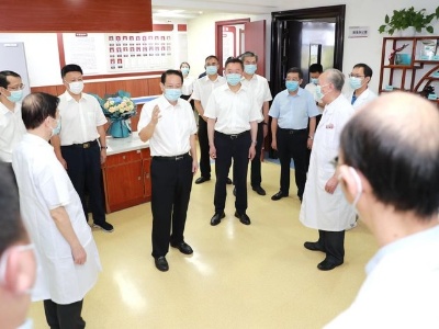 “中国医师节”！易炼红看望慰问一线医务工作者，致敬最美“白衣天使”