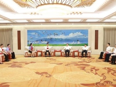 易炼红叶建春会见全国“人民满意的公务员”和“人民满意的公务员集体”我省受表彰代表