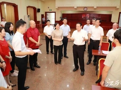 易炼红在省文联调研，希望广大文艺工作者创作更多经典之作、扛鼎之作、传世之作