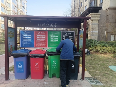 荣景社区开展清洗四分类垃圾桶活动