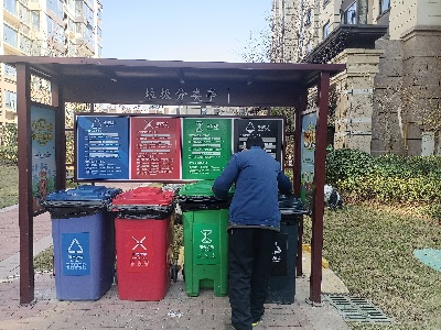 荣景社区开展清洗四分类垃圾桶活动