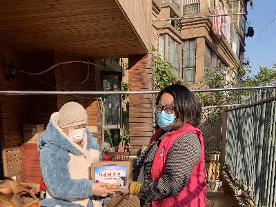 京山街道：灌婴社区开展向辖区内女性困难家庭发放“防疫健康包”活动