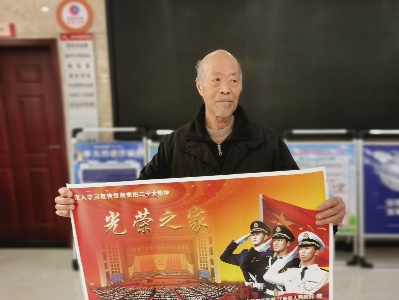 丽景苑社区为退伍军人送年画
