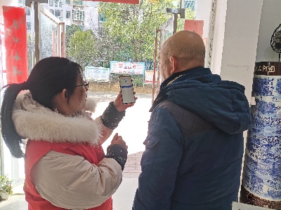 京山街道：象湖园社区帮助居民养老金认证 温暖老人心