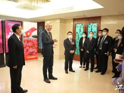 尹弘叶建春在代表住地看望新闻工作者