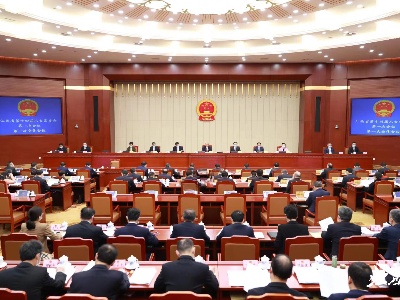尹弘主持召开省十四届人大常委会第一次会议