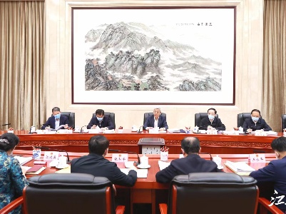 尹弘主持召开省人大常委会主任会议