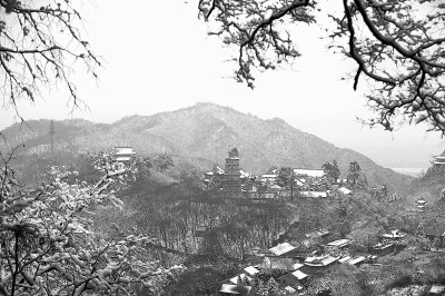 春雪映美崆峒山