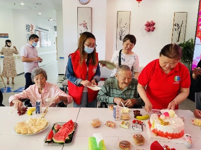 【媒体看高新】《南昌日报》：17位老人在这里！过了个幸福生日宴会！