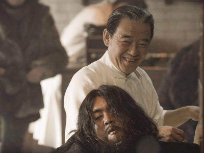 拍完雪藏5年，一上映就撞上《变形金刚7》，李立群新片预售仅29万