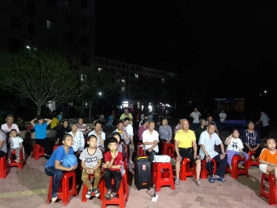 我为群众办实事 | 区机关党委开展“送影下乡”活动