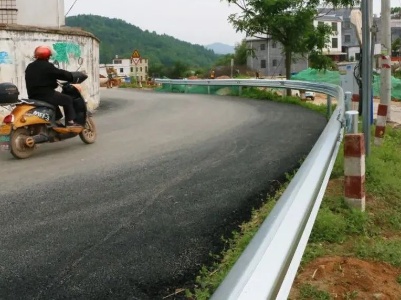 我为群众办实事 | 点赞！为农村公路增设护栏，让群众多一份安全保障