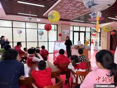 （新春走基层）新疆兵团：各族民众图书馆里趣享“文化年”-中新网