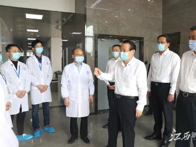 易炼红深入基层一线宣讲全国两会精神