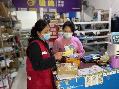 “亲，你的反诈快递到啦!” ——新康府街道反诈宣传“送货上门”