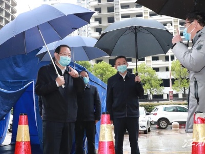 根据管控公告、手机导航……省委书记易炼红以“四不两直”方式检查督导南昌疫情防控工作