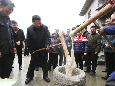 总书记和人民心贴心 | “糍粑越打越黏，生活越来越甜”