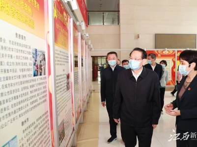 易炼红在省委信访局接访，现场为群众排忧解难