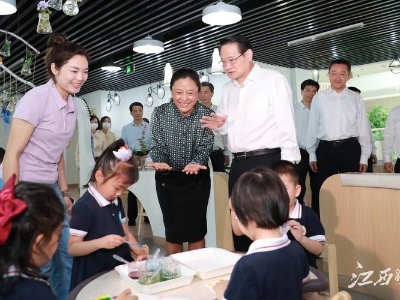 “六一”儿童节到来之际，易炼红向全省广大少年儿童致以节日祝福