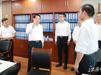 易炼红专题调度部署防汛救灾工作强调了这四个字：“紧”“严”“快”“实” 