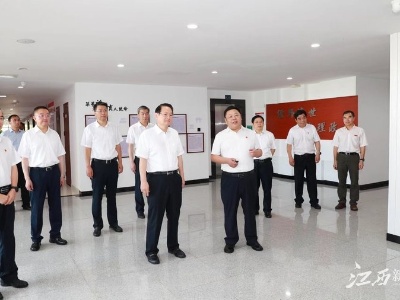 “七一”建党纪念日，易炼红来到南昌大学参加联系党支部活动