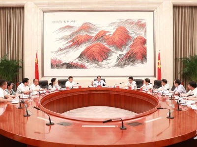 易炼红主持召开党外人士座谈会，征求意见建议