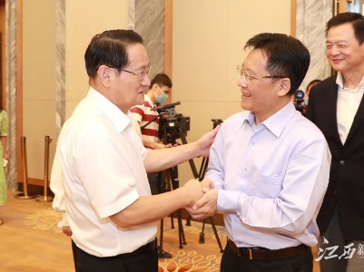 省委书记易炼红会见赣台会台湾嘉宾：每次相聚，我们就像与家人团聚过节一样高兴