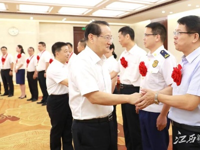 易炼红叶建春会见全国“人民满意的公务员”和“人民满意的公务员集体”我省受表彰代表