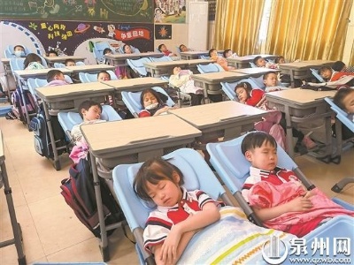 学校配备“午休神器”学生午休从趴睡变躺睡