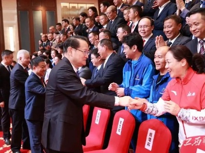 省委书记易炼红调研省运会保障工作，并会见全省群众体育先进单位和先进个人