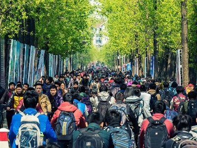 在大学，财富不自由，但吃喝自由