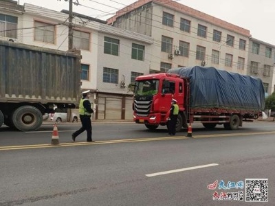 万载交警深入开展农村公路“降速控违”行动