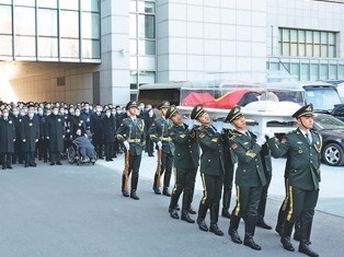 习近平等党和国家领导同志到医院为江泽民同志 送别并护送遗体到八宝山火化
