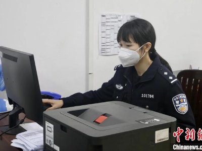 “铁警侠侣”的春运“爱情时差”-中新网