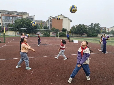 组建一年多，教练是兼职，器材靠“化缘”…这个乡村排球队如何“逆袭夺冠”？