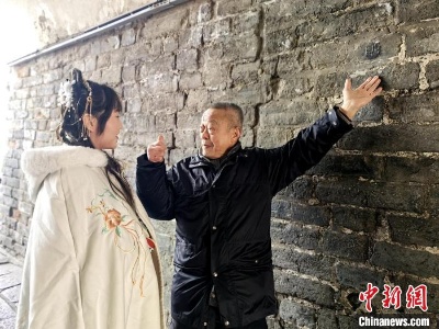 《满江红》带火古城砖 游客争相打卡襄阳古城墙-中新网