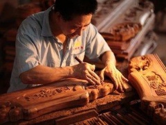 江西传统木雕手艺人：以刻刀为笔 讲述动人故事