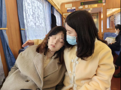 列车上一孕妇突感不适，袁州护士紧急救护！