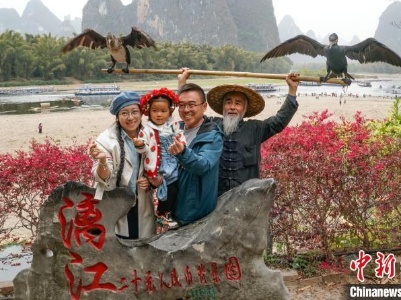 活跃在桂林漓江上的“渔民模特”：吃上“旅游饭”-中新网