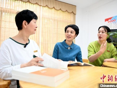 48岁再读大学的她，如今怀抱梦想再出发-中新网