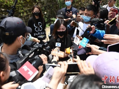 重庆坠亡姐弟母亲灵前告慰孩子：把判决书念给孩子们听-中新网