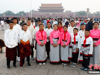 【少年志】玉树小朋友的人生第一次：在天安门广场看升旗许下愿望-中新网