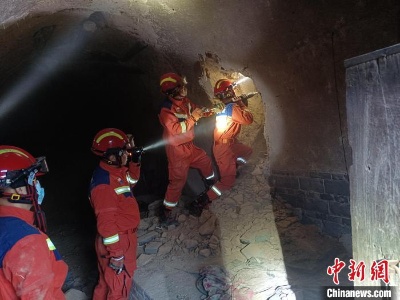 78岁老人被困废弃烟囱5个多小时 安慰消防员“不要着急”-中新网