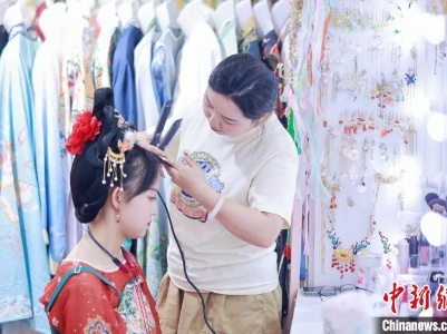 沉浸式文旅催生新职业 汉服妆造师复刻“唐潮”-中新网