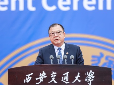 风雨中为校长打伞的这位书记，除了“身教”还有四句“言传”-中新网