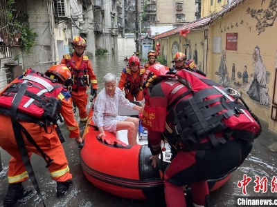 湖北宜昌暴雨致局地积水 消防营救疏散60余人-中新网