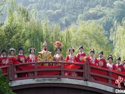 七夕节七对新人西安华清宫体验唐宫婚典-中新网