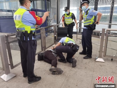 旅客乘车时突发心脏病晕倒 佛山铁警紧急救助-中新网
